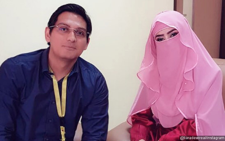 Lucky Hakim Sambangi Polda, Penampilan Mantan Istri Pakai Cadar Jadi Sorotan