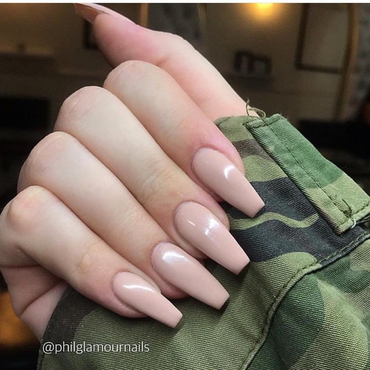 Graphic Nail Art Dengan Matte Finish untuk Tren Riasan Kuku di 2019