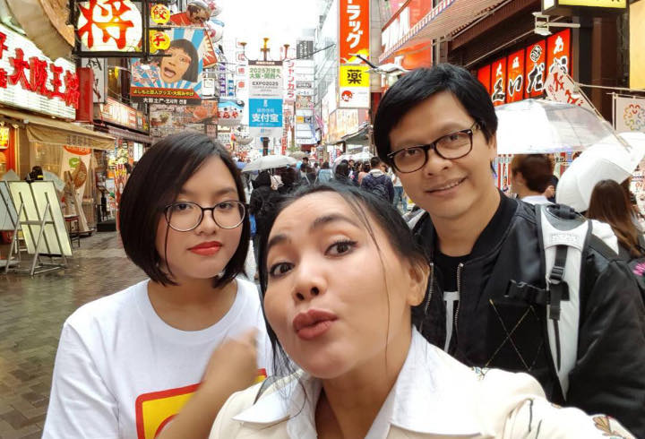 Masih di Jepang, Dewi Gita Ajak Armand Maulana dan Sang Anak Selfie