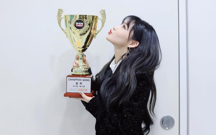 Girang Perdana Menang di Acara Musik Sejak Debut Solo, Chung Ha Unggah Foto Ini