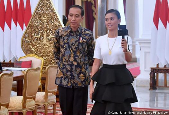Agnes Monica Santai Ngobrol Bareng Presiden Jokowi Saat Berada di Istana