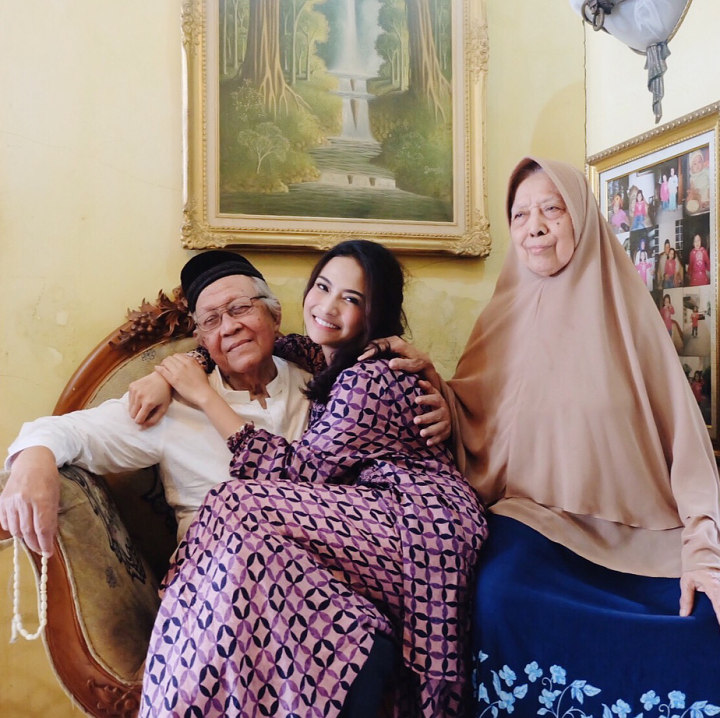 Vanessa Angel dan Kakek-Nenek