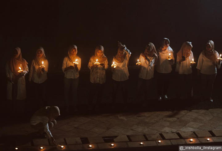 Para Tamu Diminta Pegang Lilin Membuat Suasana Lamaran Semakin Romantis