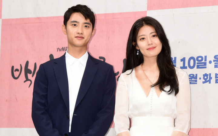 Siap Muncul Jadi Cameo, Seriusnya D.O. dan Nam Ji Hyun di Foto Adegan 'Dear My Room'