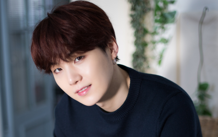 Dikuntit di Bandara, Suga BTS Santai Rekam Sasaeng Jadi Sorotan Netter 