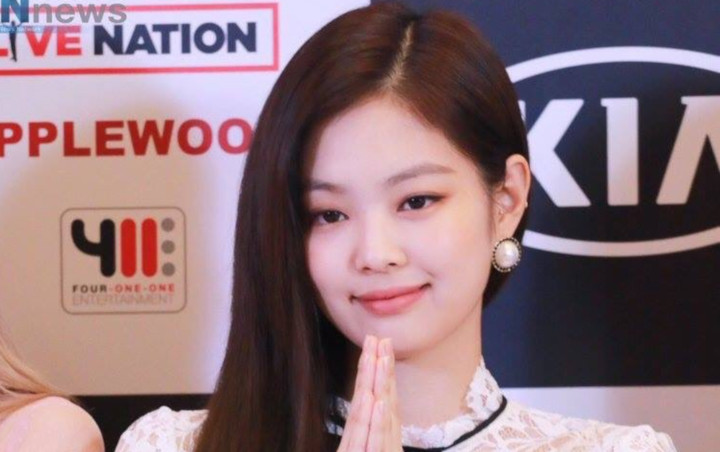 Balik ke Korea dengan Baju Buka-Bukaan, Jennie Bikin Fans Khawatir