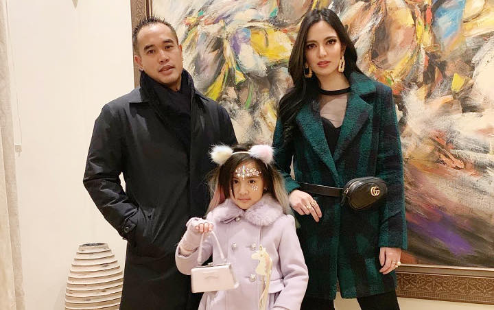 Pakai Baju Terbuka Saat Jalan-Jalan Di Mall, Mikhayla 