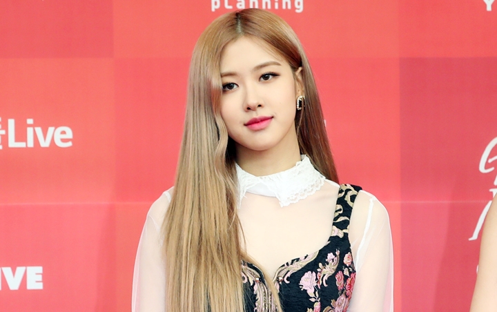 Bikin Fans Ngakak, Rose Black Pink Dipuji Tetap Kece Meski Foto Pakai Background Terpal