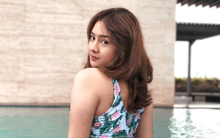  Foto Super Seksi Pakai Bikini, Tatapan Mematikan Anya Geraldine Ajak Netter Berenang Bikin 'Lemas'