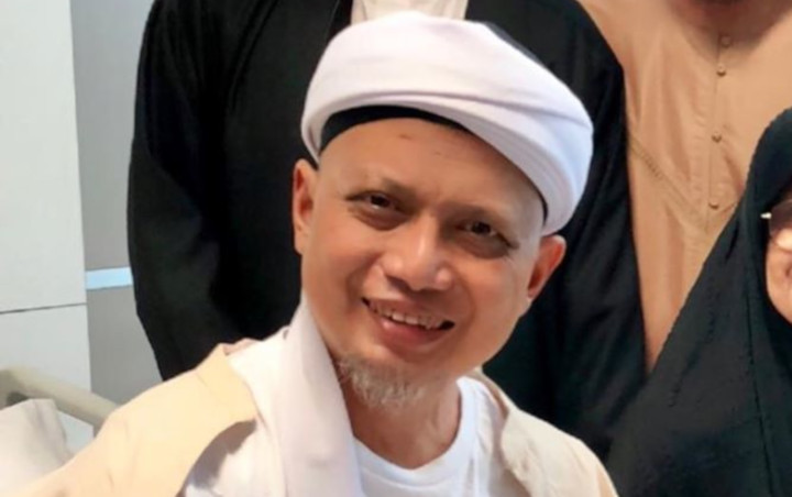 Ustaz Arifin Ilham Belum Boleh Pulang ke Indonesia, Seperti Ini Penampilan Ketika Keluar dari RS