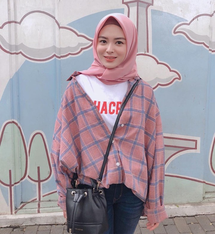 Gaya Santai Ayana Moon