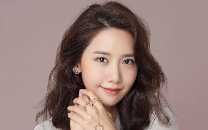 Sebut Foto Ini Selfie, Wajah Cantik Yoona Tetap Bikin Takjub Meski Cuma Nyempil