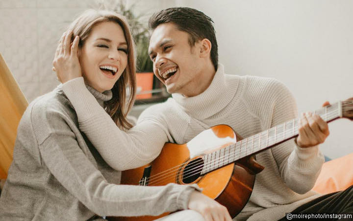 Gendong Manja Hingga Peluk Mesra, Intip Foto Prewedding Randy Pangalila dan Chelsey Frank