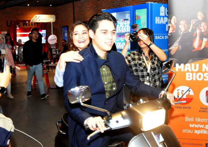 Seru, Prilly Latuconsina Dibonceng Maxime Bouttier Menuju Bioskop