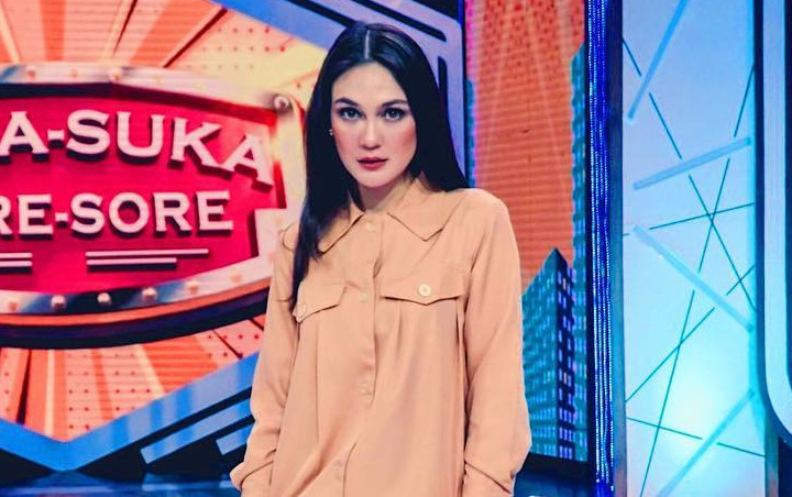 Adik Sindir Teman Syahrini Soal Isu Reino, Luna Maya Cuek Pakai Swimsuit dan Pamer Paha Putih Mulus