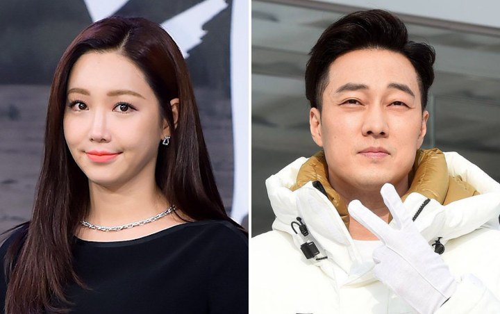 Ngefans Berat, Lee Yoo Ri Grogi Terima Penghargaan di Depan So Ji Sub