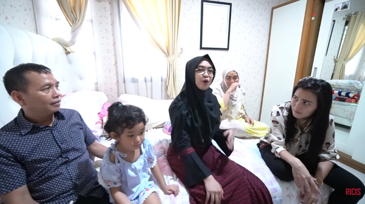 Ria Ricis Main ke Rumah Mewah Ayu Ting dan Bahas Enji 