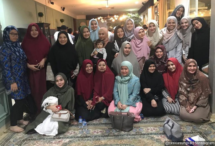 Sejumlah Artis Perempuan Pun Ikut Hadir Dalam Pengajian Tersebut
