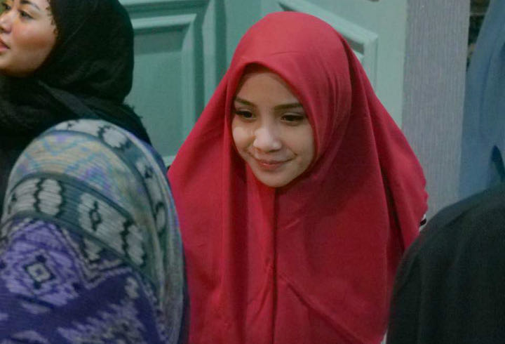 Tampil Tertutup, Nagita Slavina Membaur dengan Artis Lain di Pengajian