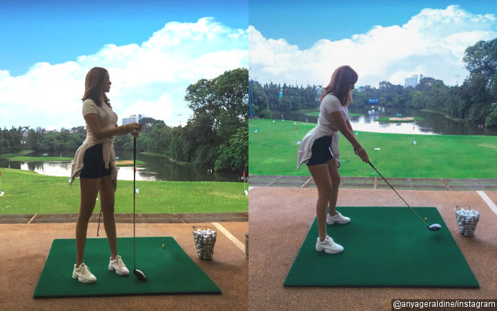 Pamer Pose Kece Saat Main Golf, Kaki Kecil Kelewat Ramping