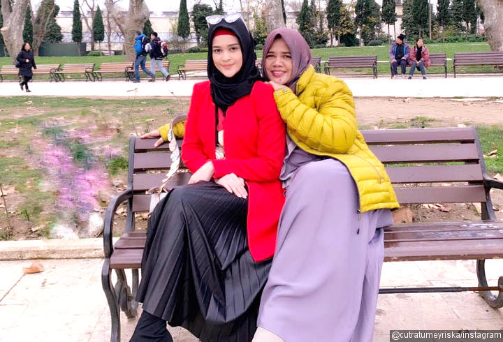 Kompak Berhijab, Cut Meyriska Pose Cantik Bareng Sang Bunda