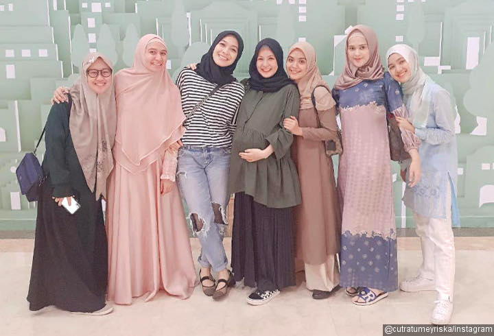 Jalan Bareng Rekan Artis, Cut Meyriska Anggun Pakai Gamis