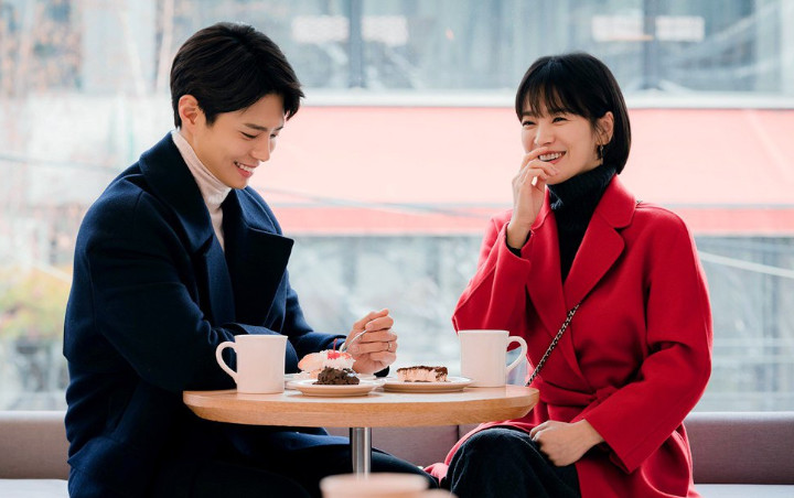 Park Bo Gum Ceria, Song Hye Kyo 'Sembunyi' Dari Wartawan di Pesta Perpisahan 'Encounter'