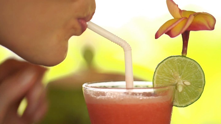 Kurangi Minum dengan Sedotan
