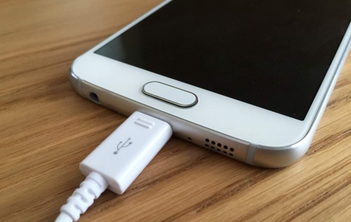 Baterai Ponsel Harus Diisi dengan Charger Bawaan