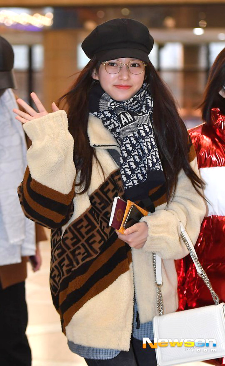 Cheng Xiao Cosmic Girls Bertabur Barang Mewah di Bandara, Netter Malah Sindir