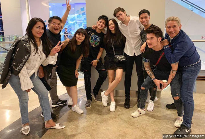 Tak Mau Ambil Pusing Isu Prostitusi, Aura Kasih Asyik Jalan Bareng Suami dan Sahabat