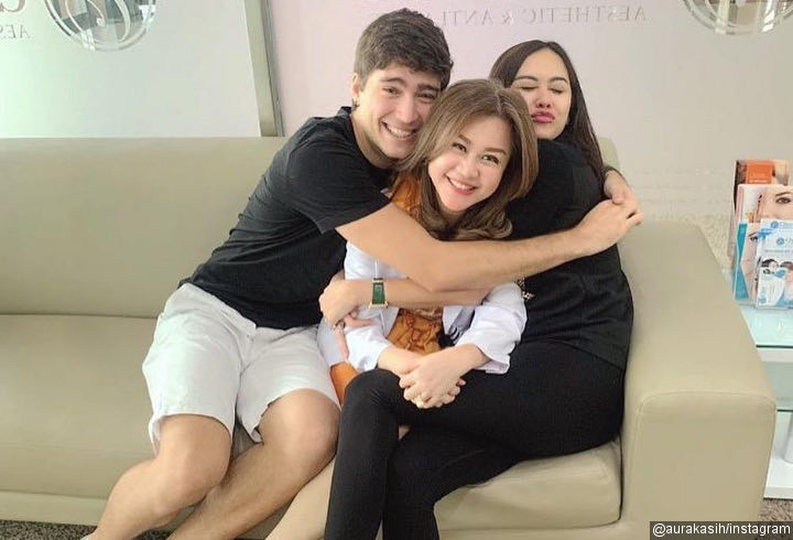 Cuek Isu Miring, Aura Kasih Asyik Perawatan Bareng Suami 