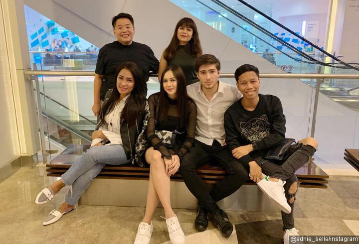 Jalan-Jalan ke Mall, Aura Kasih Pose Manja Bareng Suami dan Sahabat