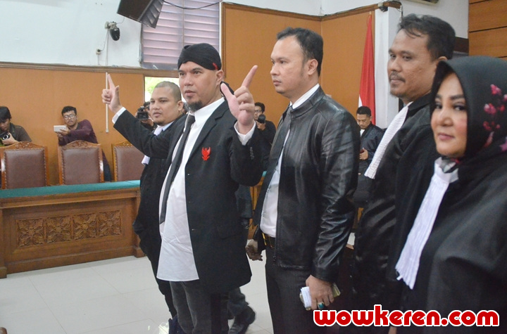 Ahmad Dhani Salam Dua Jari