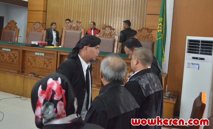 Ahmad Dhani Berdiskusi dengan Pengacara Usai Mendengar Keputusan Hakim