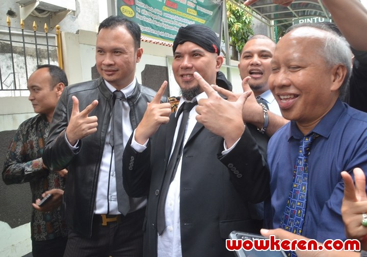 Ahmad Dhani Tetap Senyum dan Pose Dua Jari