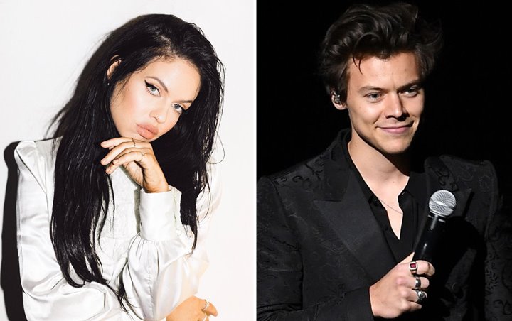 Nekat Bikin Tato Wajah Harry Styles di Pipi, Penyanyi Cantik Ini Kena Kritik Habis-Habisan