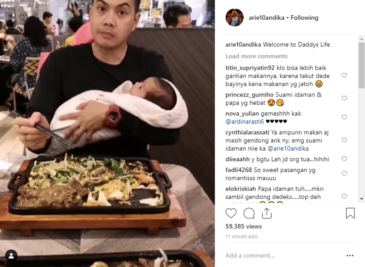 Arie Dwi Andhika Suami Ardina Makan Sambil Gendong Bayi