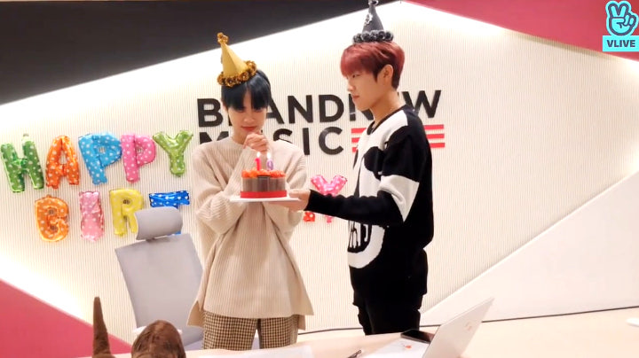 Park Woojin memberikan kejutan untuk Lee Dae Hwi