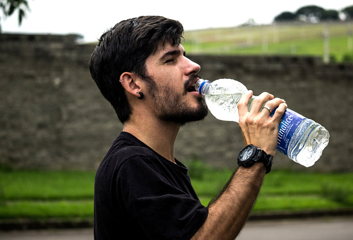 Tekan Nafsu Makan dengan Minum Air Mineral 