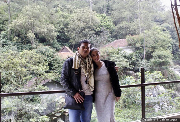 Tahun Baru, Saphira Indah Rayakan Bareng Suami