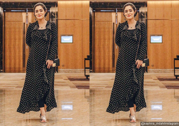 Pakai Dress Polkadot, Saphira Indah Terlihat Cantik Saat Hamil