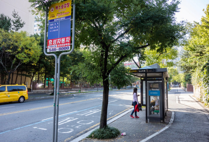 Jangan Menunggu di Halte Bus Sembarangan 
