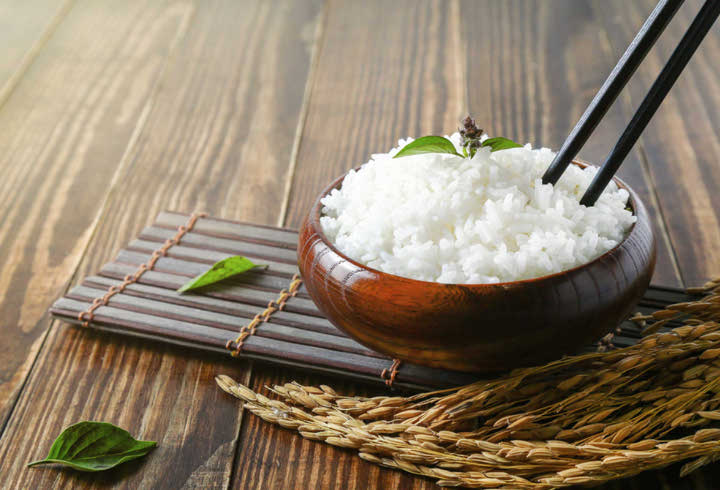 Jangan Memainkan Sumpit Apalagi Menancapkannya pada Nasi