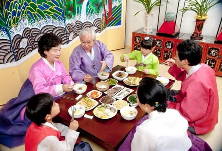Saat Makan, Jangan Mendahului Orang yang Lebih Tua