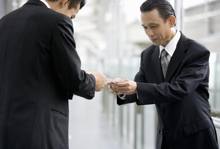 Jangan Memberi dan Menerima Sesuatu dengan Satu Tangan