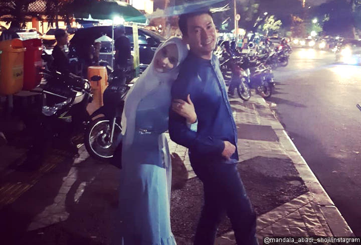 Mandala Shoji dan Istri Pose Mesra Saat Jalan Bareng 