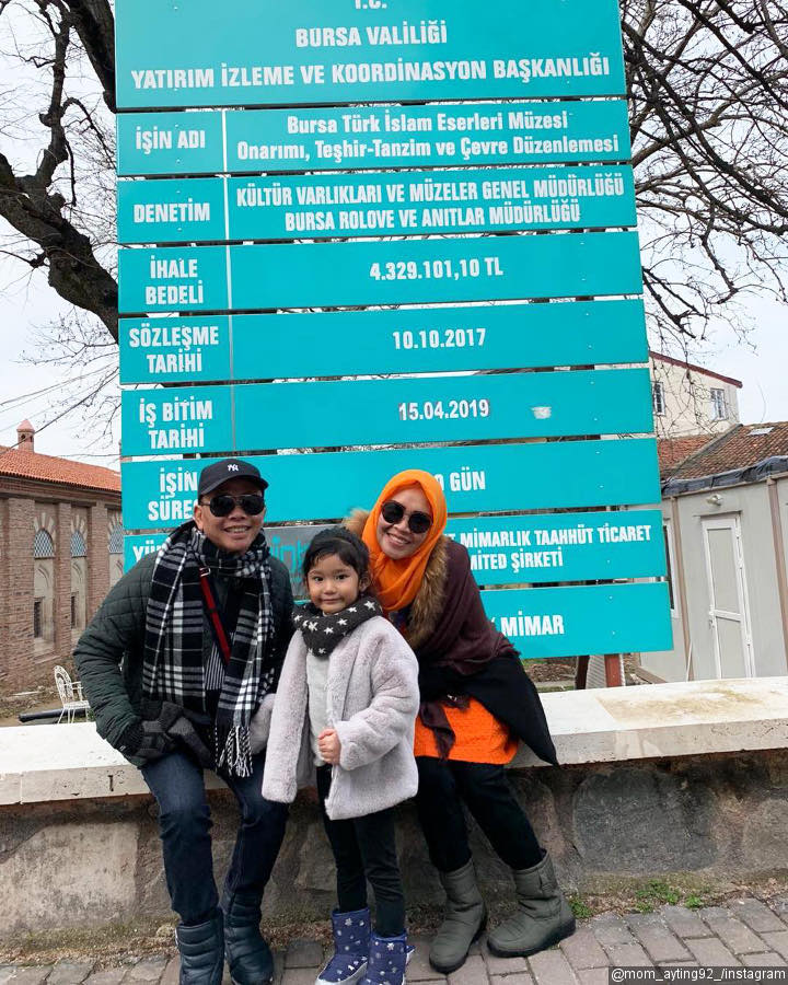 Kedinginan, Bilqis Tetap Lucu Pose Bareng Kakek dan Nenek