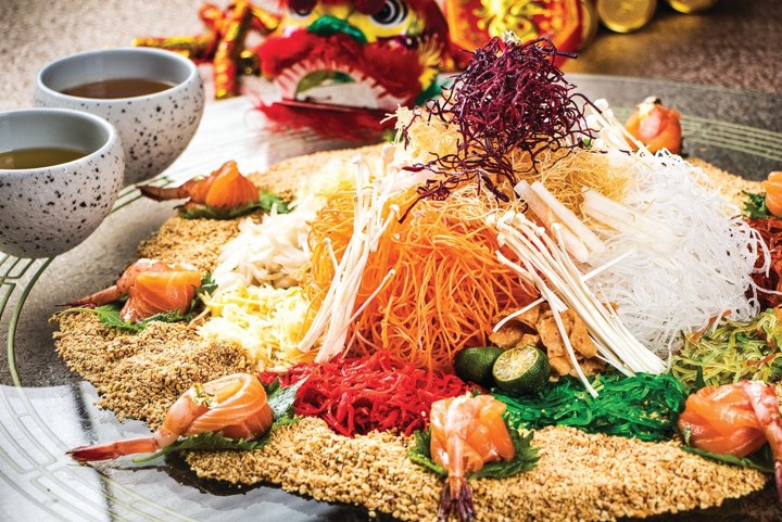 Yu Sheng dengan Tradisi Lo Hei yang Unik