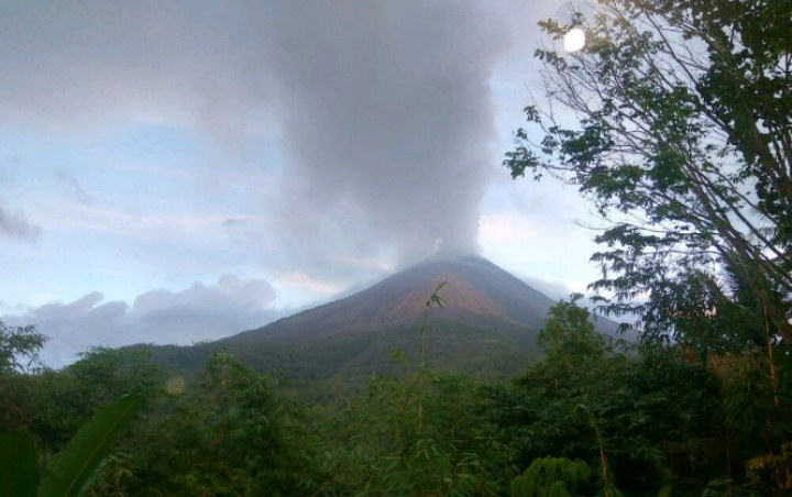 Guguran Lava Terus Terjadi, Warga di 3 Kampung Dekat Gunung Karangetang Dievakuasi